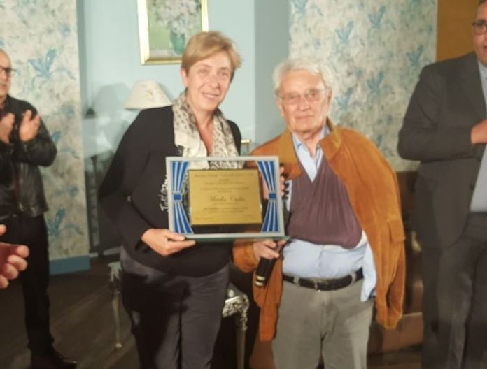 Minio dona premio a Mirella Cudia