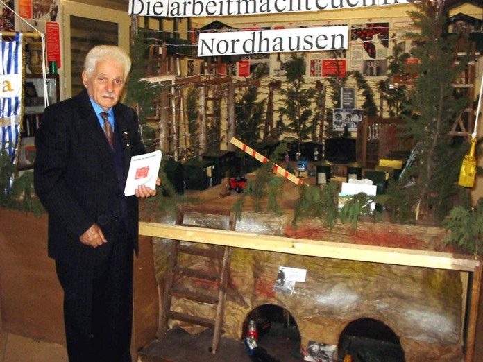 Sparacino-Calogero-allinterno-del-suo-museo con il libro di prigionia