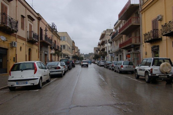 corso-Umberto-I-con sosta a pagamento su strisce bl