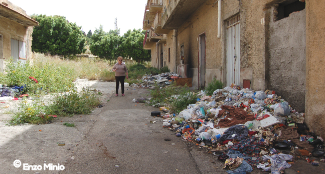 Ribera-quartiere-via-Tevere-rifiuti-dappertutto 2