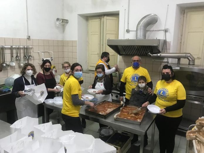 Lions alla Caritas per pranzo Natale