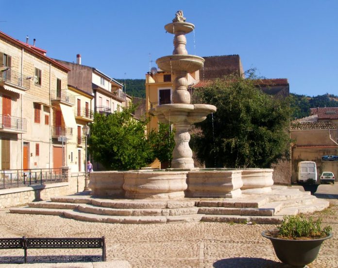 Santo Stefano Q. fontana della piazza Castello